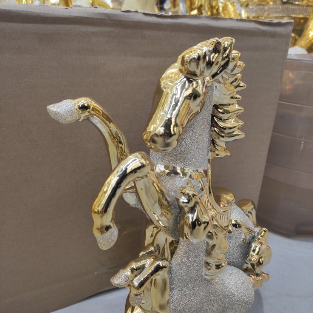 Golden sequined horse decorative ornaments, handicrafts, home and hotel lobby decorations 1 details Picture
