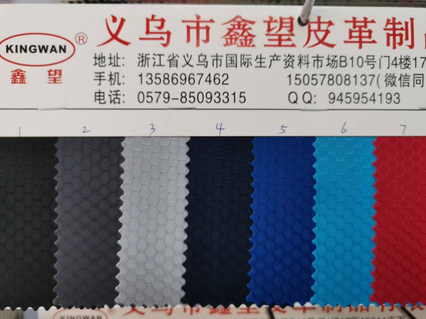 厂家直销热销新款PU小足球防水皮革大量现货箱包沙发装饰防水面料产品图