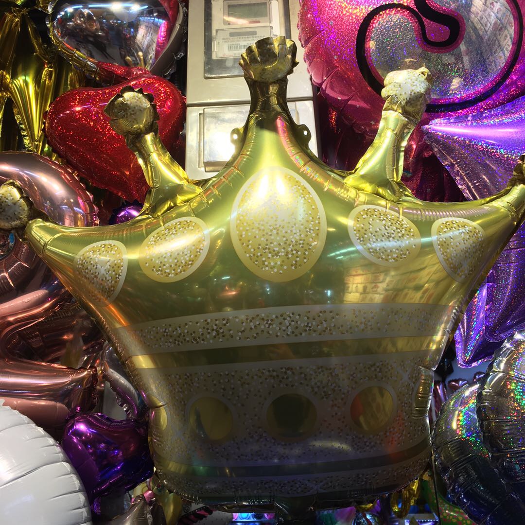 Disposable aluminum film crown balloon, an environmentally friendly and pollution-free cultural aluminum film balloon