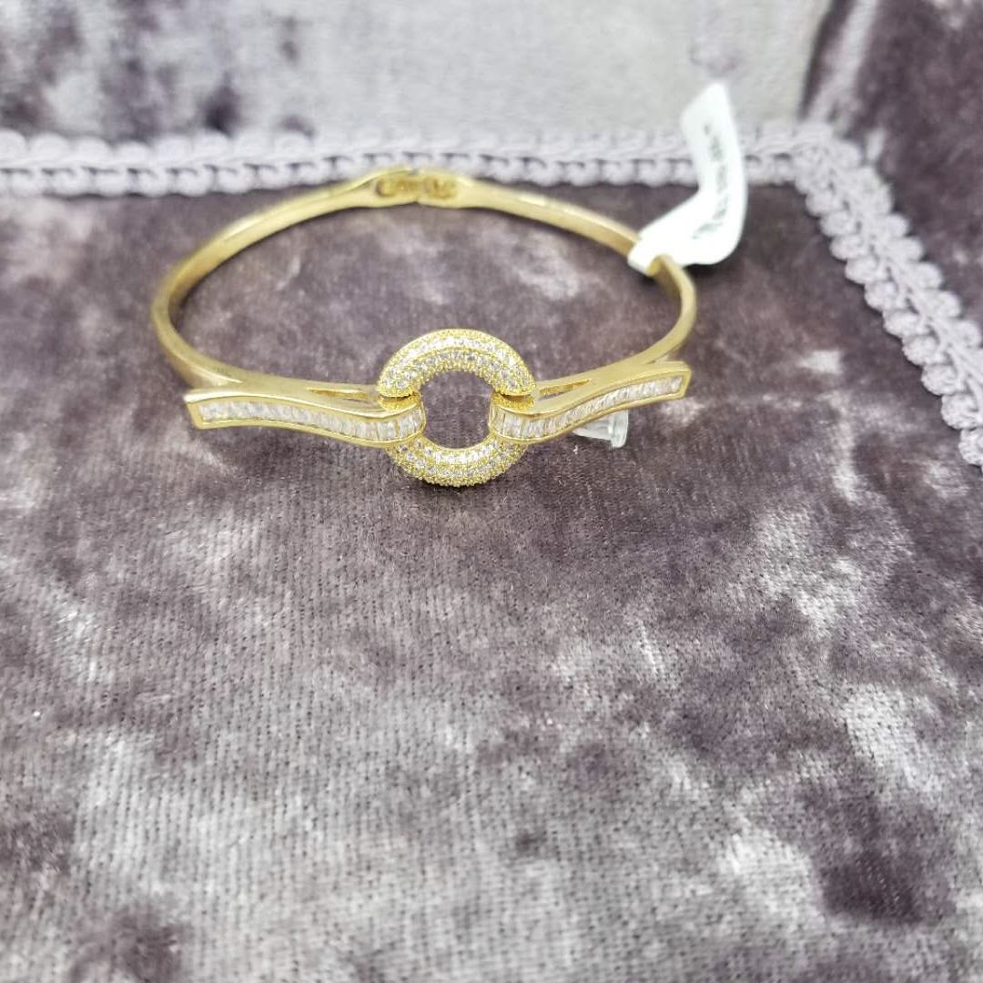 Fashionable and high-end micro-inlaid zircon bracelet, a trendy and super dazzling bracelet