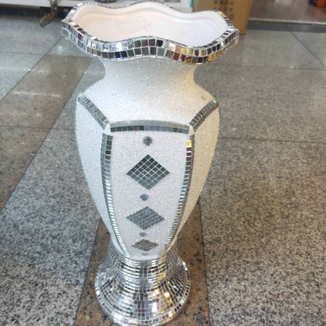 Direct sales of ceramic mirror-finished white glass vases from the manufacturer. Ceramic decorative vases details Picture