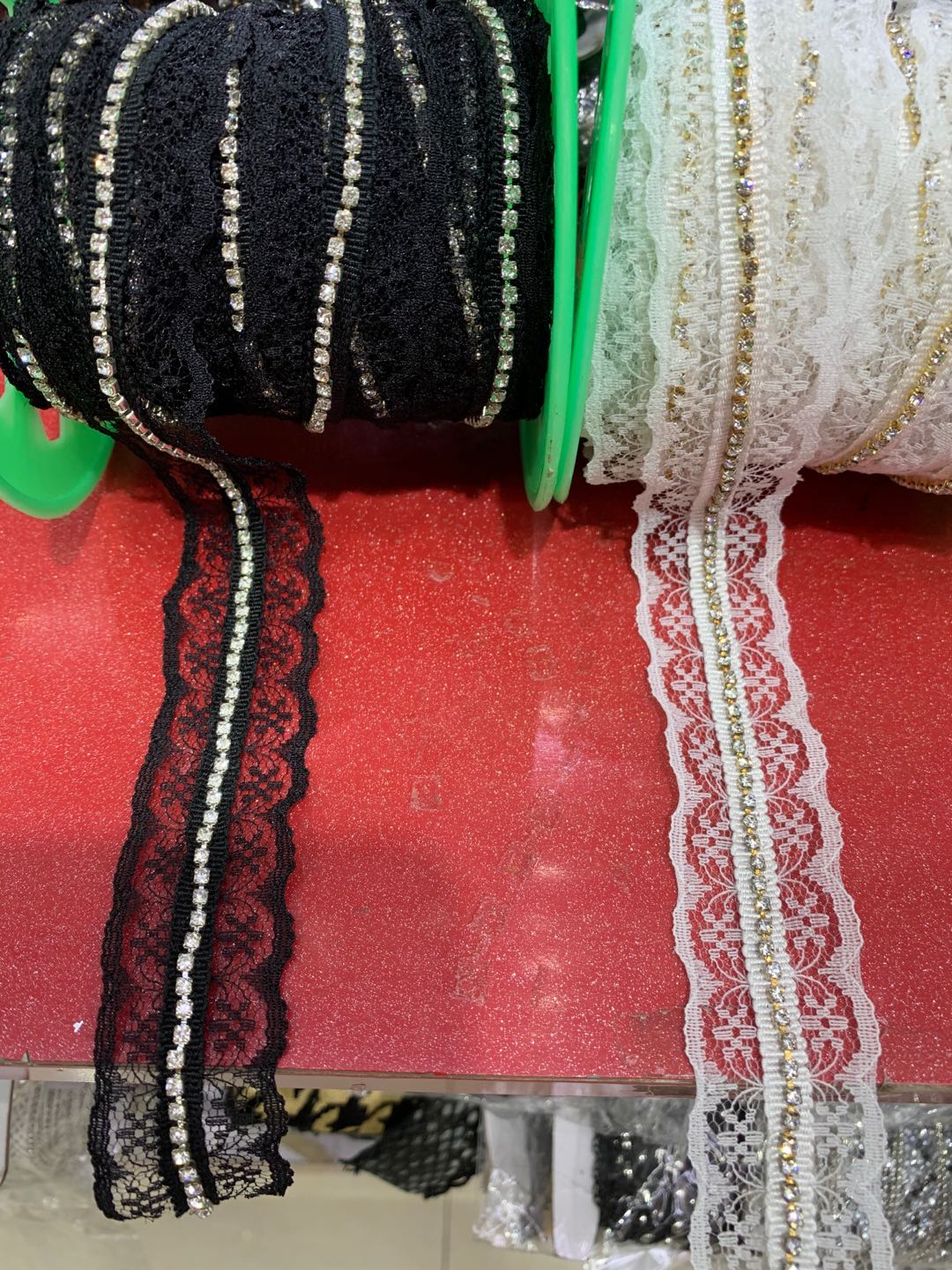 Lace, gold and silver thread, dress ribbons, cotton ribbons, intercolored webbing, clothing accessories, tassels, colored ribbons