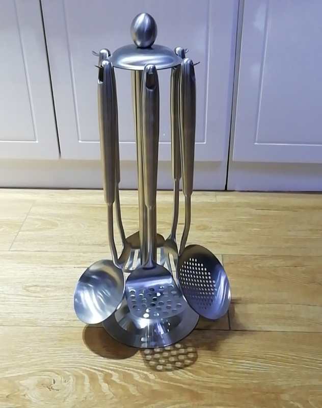 A complete set of stainless steel kitchenware, including 201 stainless steel spatulas, stir-frying spatulas, woks and strainers