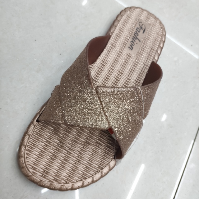 Fashionable sequined slippers for women to wear outside in summer, thick-soled anti-slip plastic flat sandals Specification image