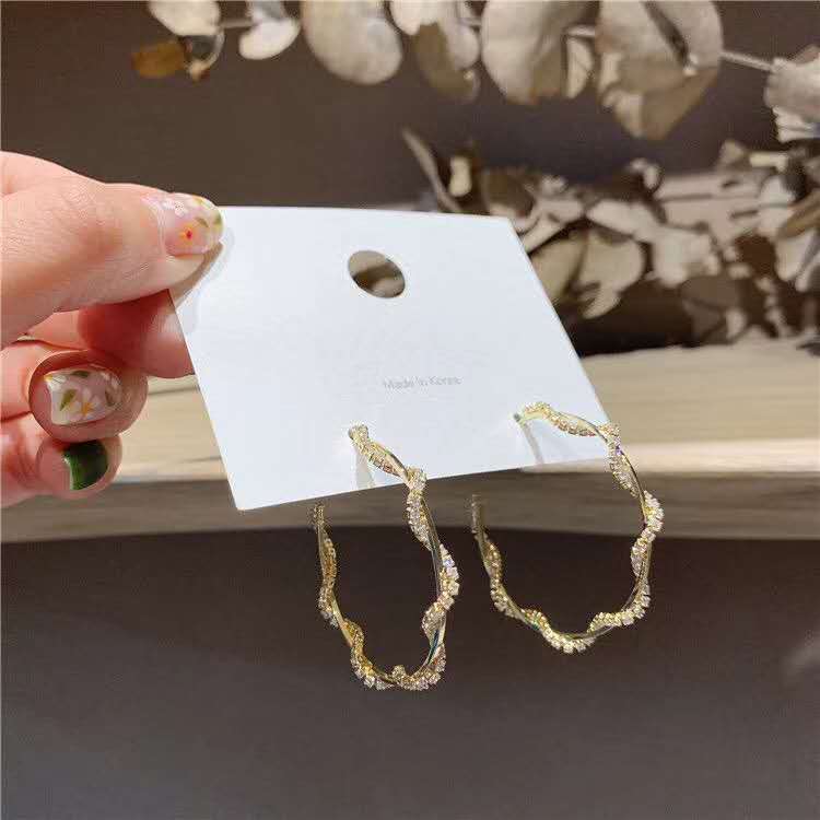 Korean fashion design golden large round alloy ring claw chain fashion bestseller women's elegant earrings details Picture