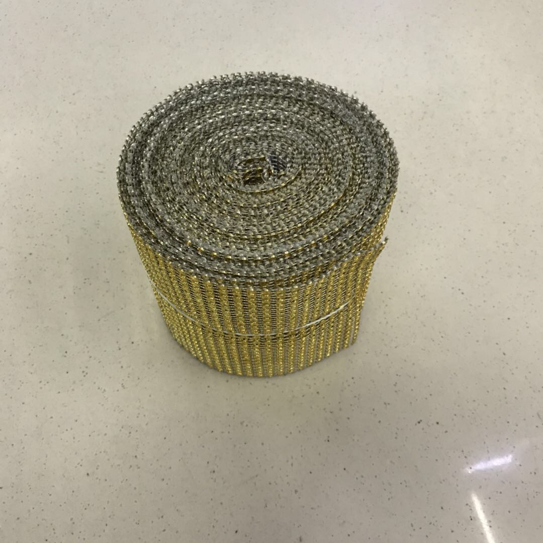 The golden sequin veneer design of the clothing accessories can be used for dance costumes