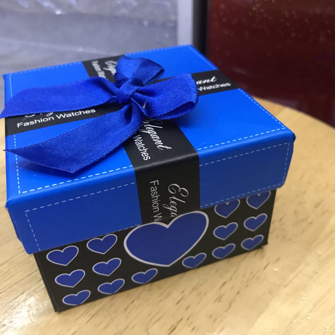 The blue heart-shaped square watch box is a great gift for boyfriends and girlfriends details Picture