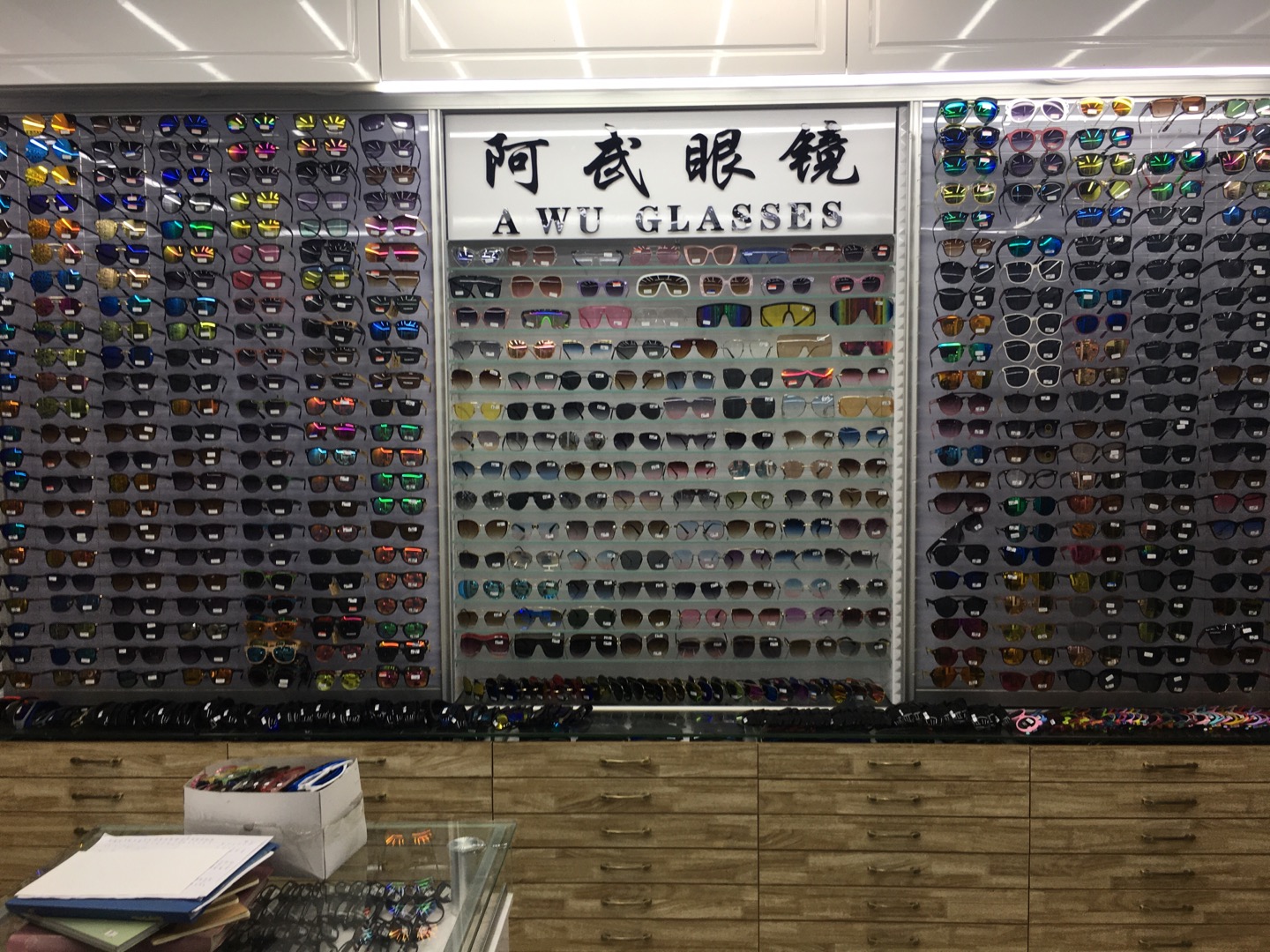 Yiwu Awu Optical Glasses Store's sunglasses and optical lenses describe pic - 1