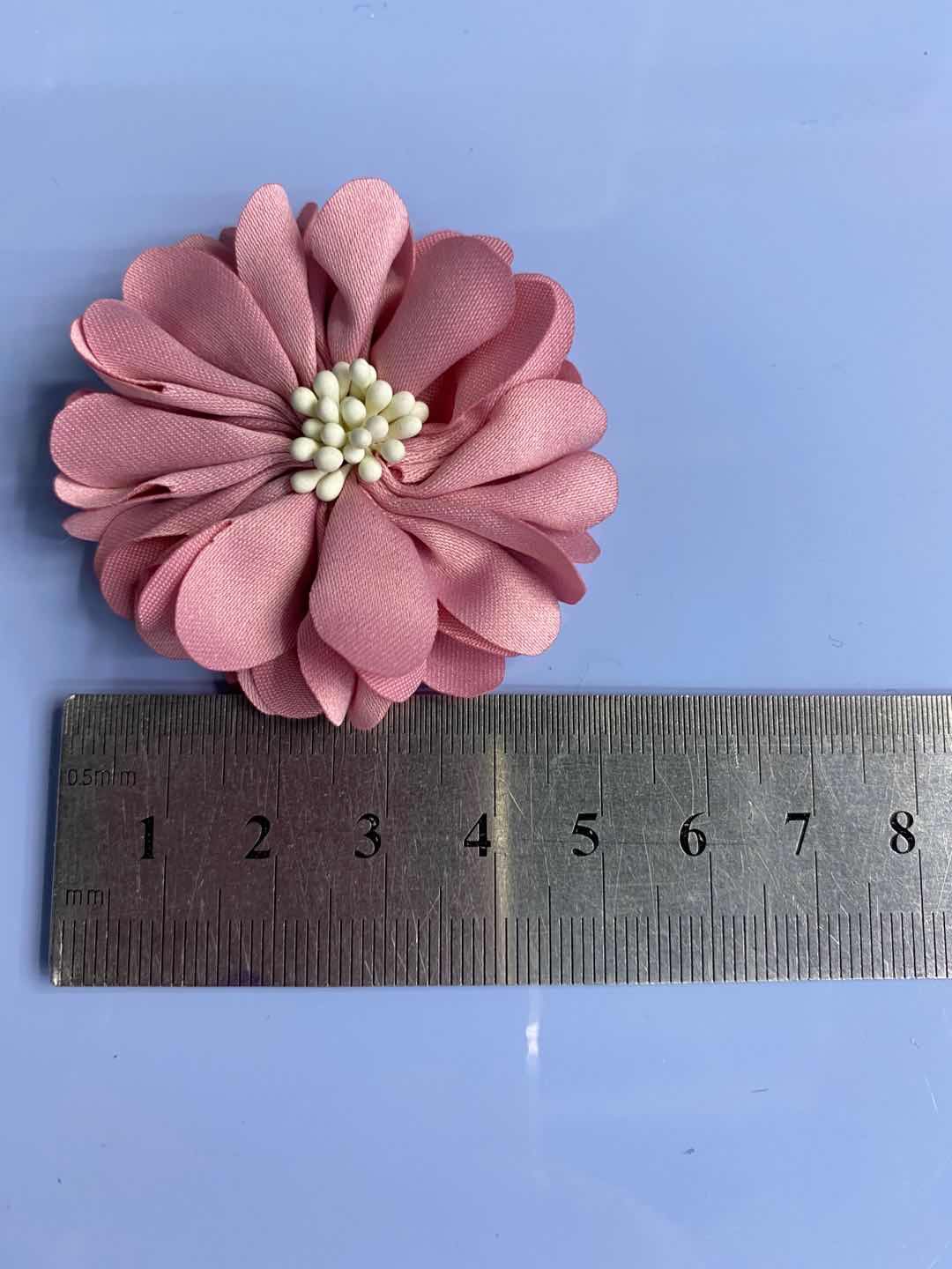 手工缝制面珠菊花发饰服饰帽等工艺装饰配件产品图