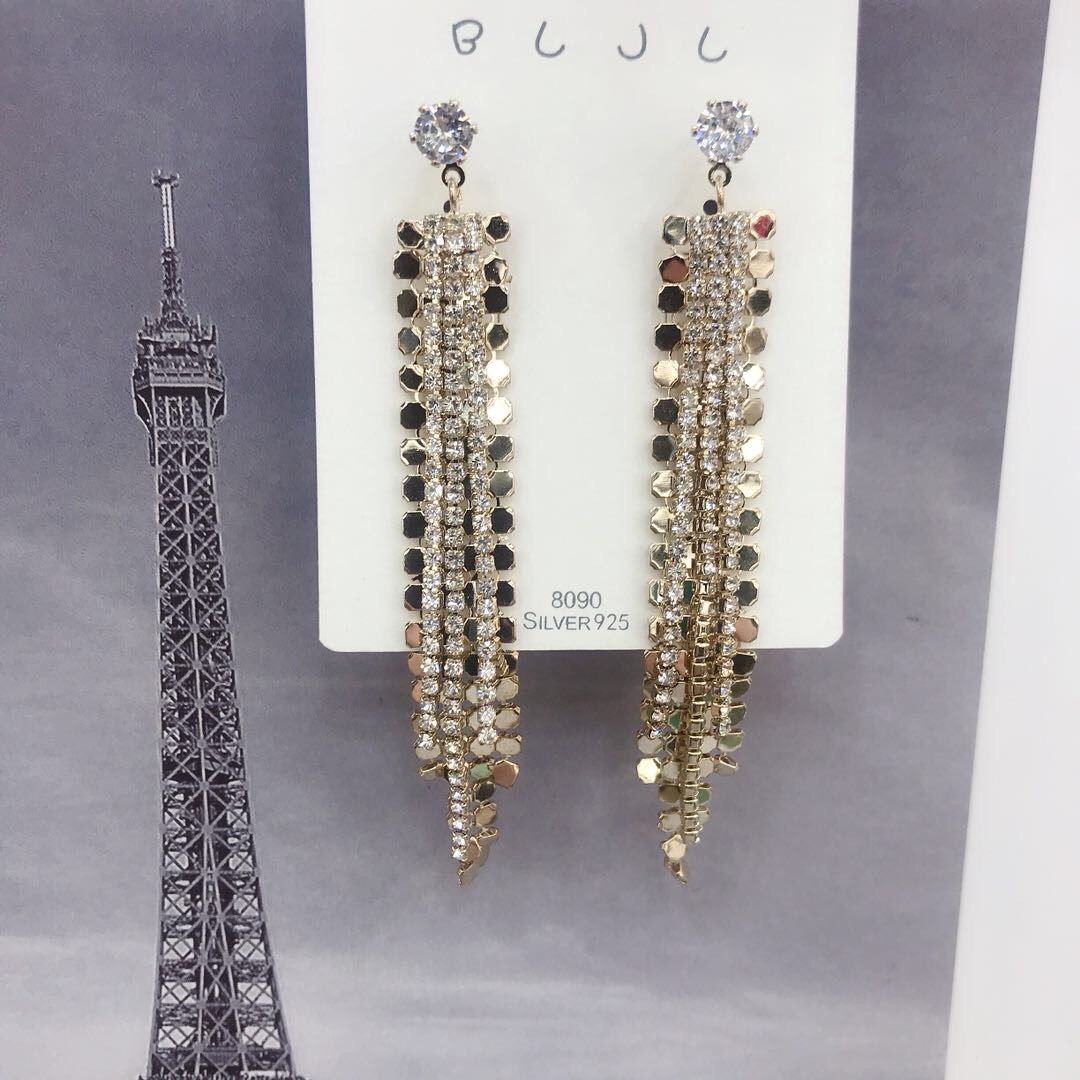Luxurious micro-set earrings with long tassels that exude feminine charm on Instagram