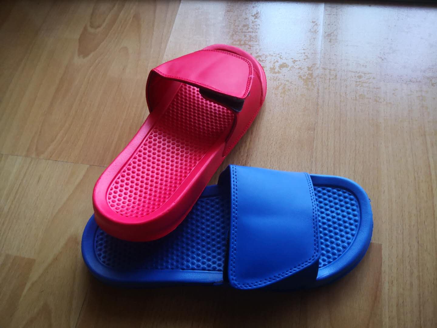 42981-5 one-shoulder slippers