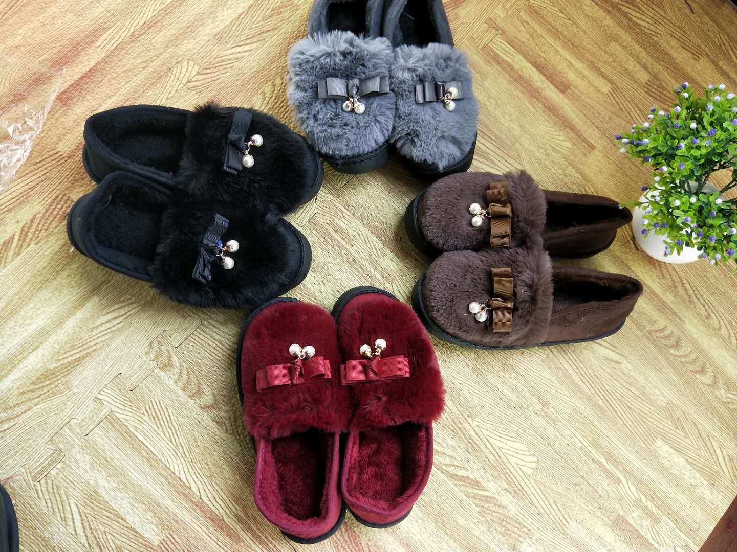 The new best-selling cotton slippers are suitable for women's winter home use and indoor couples. They are anti-slip flooring with a fluffy texture for warmth Specification image