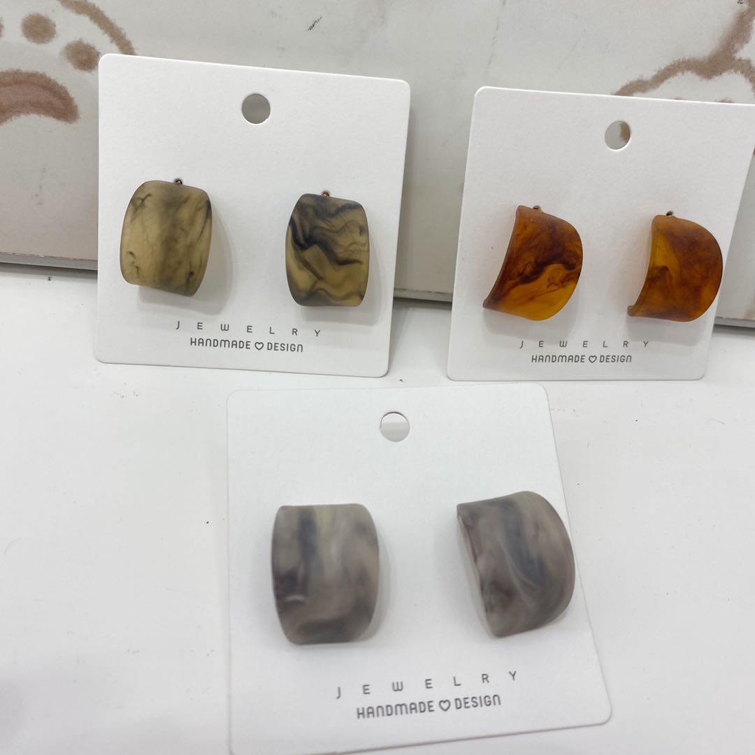 Candy-colored retro, fresh and fashionable earrings and earrings, with a unique style, color retention and anti-allergy features, are popular online earrings and accessories