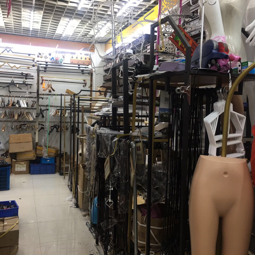 Yiyang, Jiangxi. Model. Clothes hanger. Display stand describe pic - 1