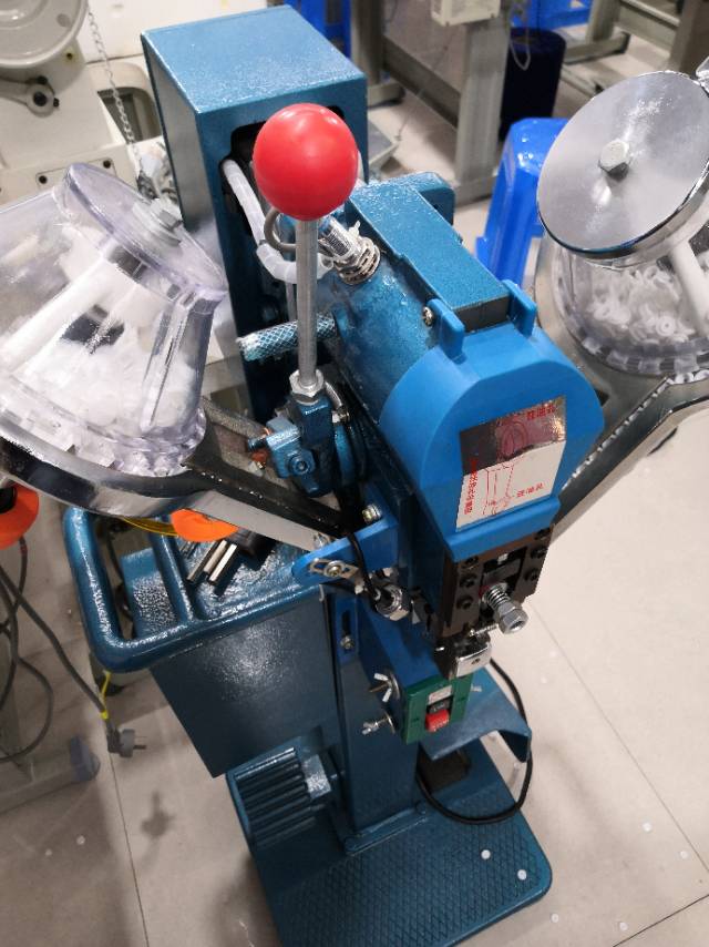 The new type of fully automatic high-performance buttoning and nailing machine independently developed by the manufacturer details Picture