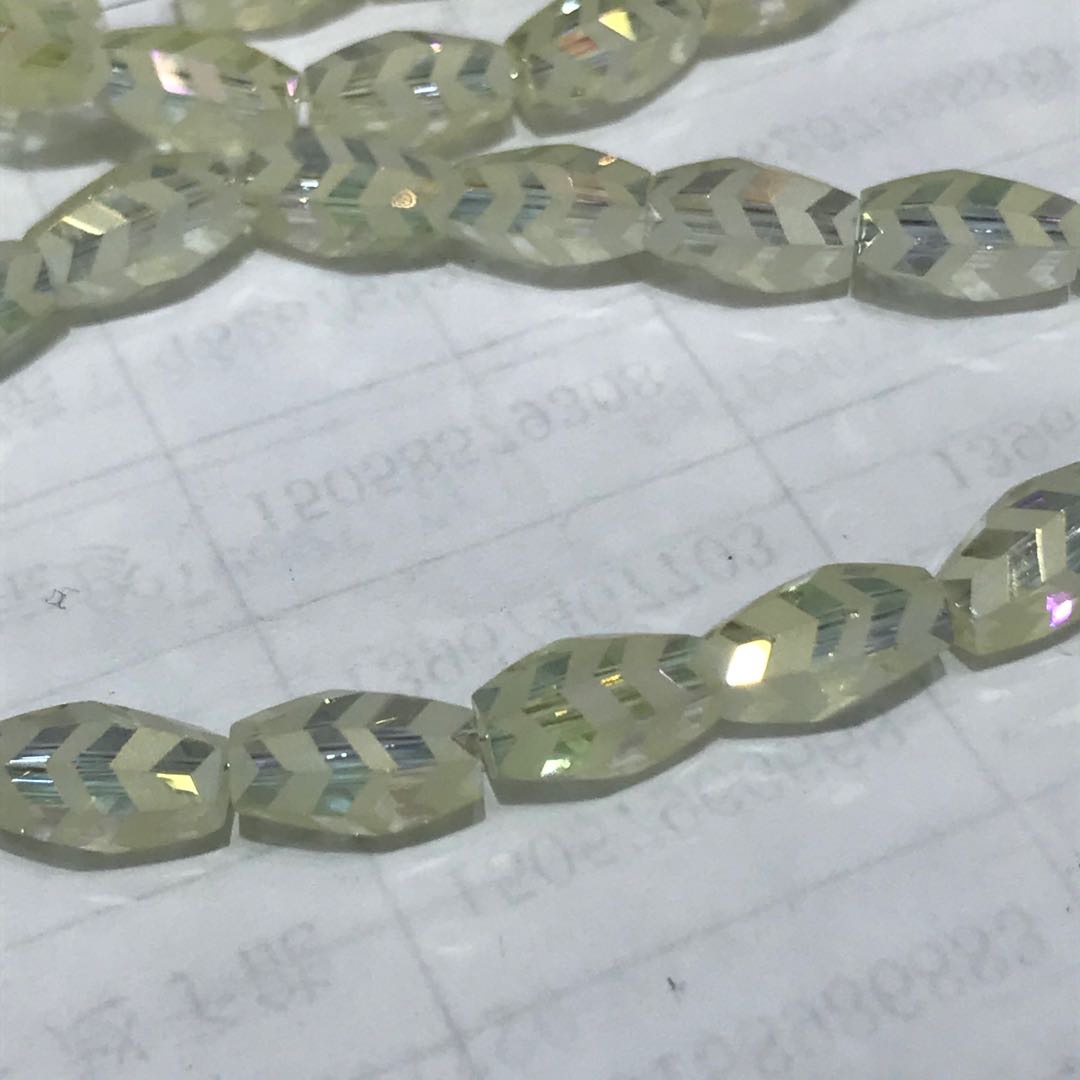 明亮的半抛光嫩绿色水晶配件小清新风格细节图