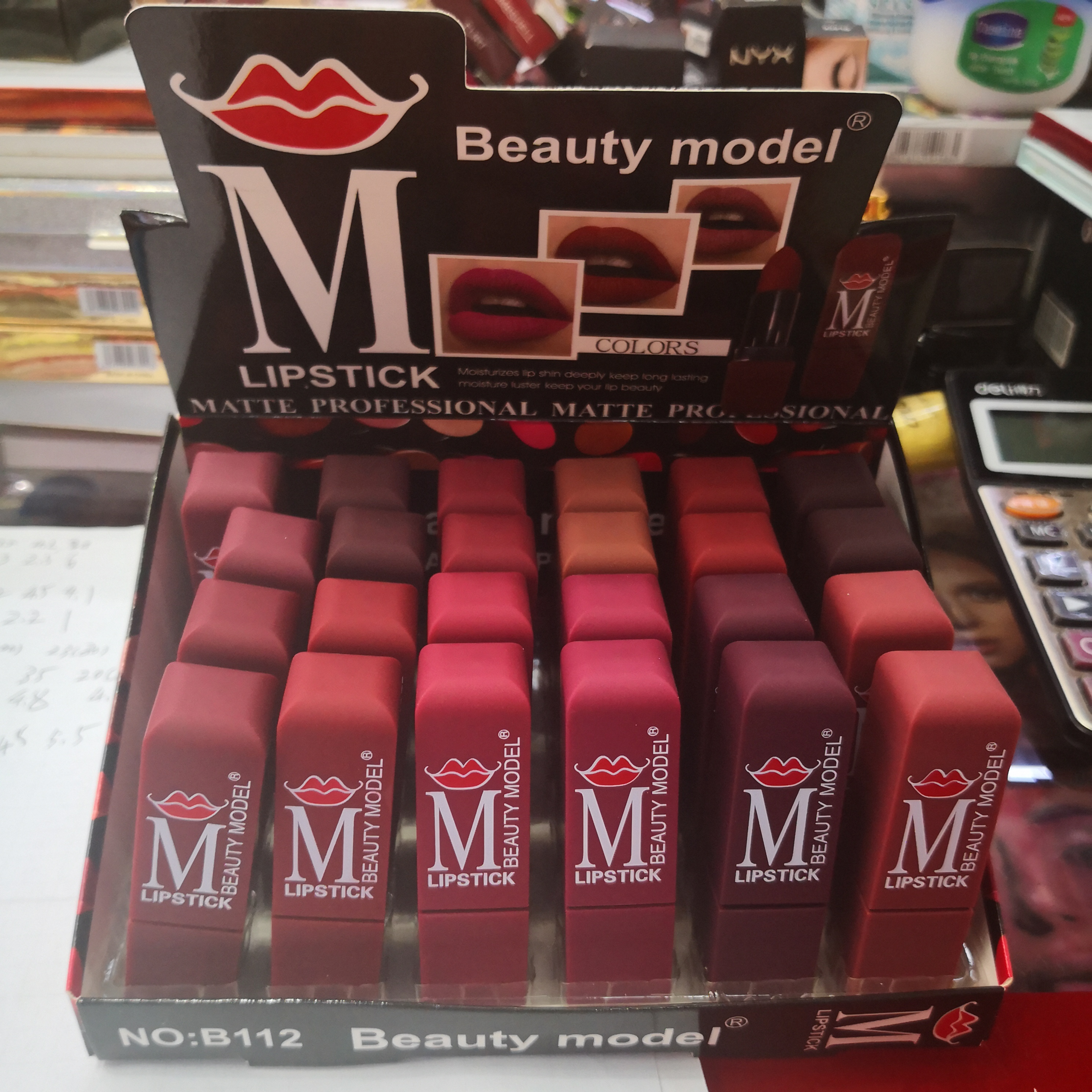 B112方形时尚保湿滋润唇膏口红厂家直销