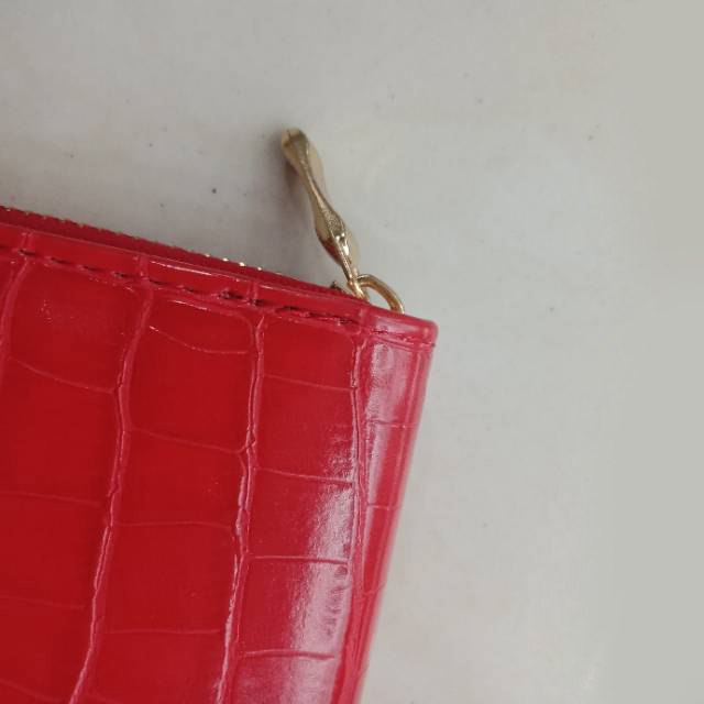 Madam, a rectangular wallet with red scales Specification image
