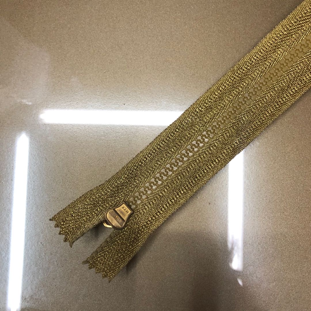 高档YKK拉链3号亮金闭尾米色包袋钱夹领袖口裙腰服装辅料铜拉锁产品图