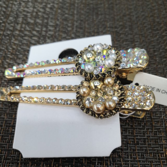 A cute Korean girl's shiny water diamond crystal pearl hair clip with bangs on the edge