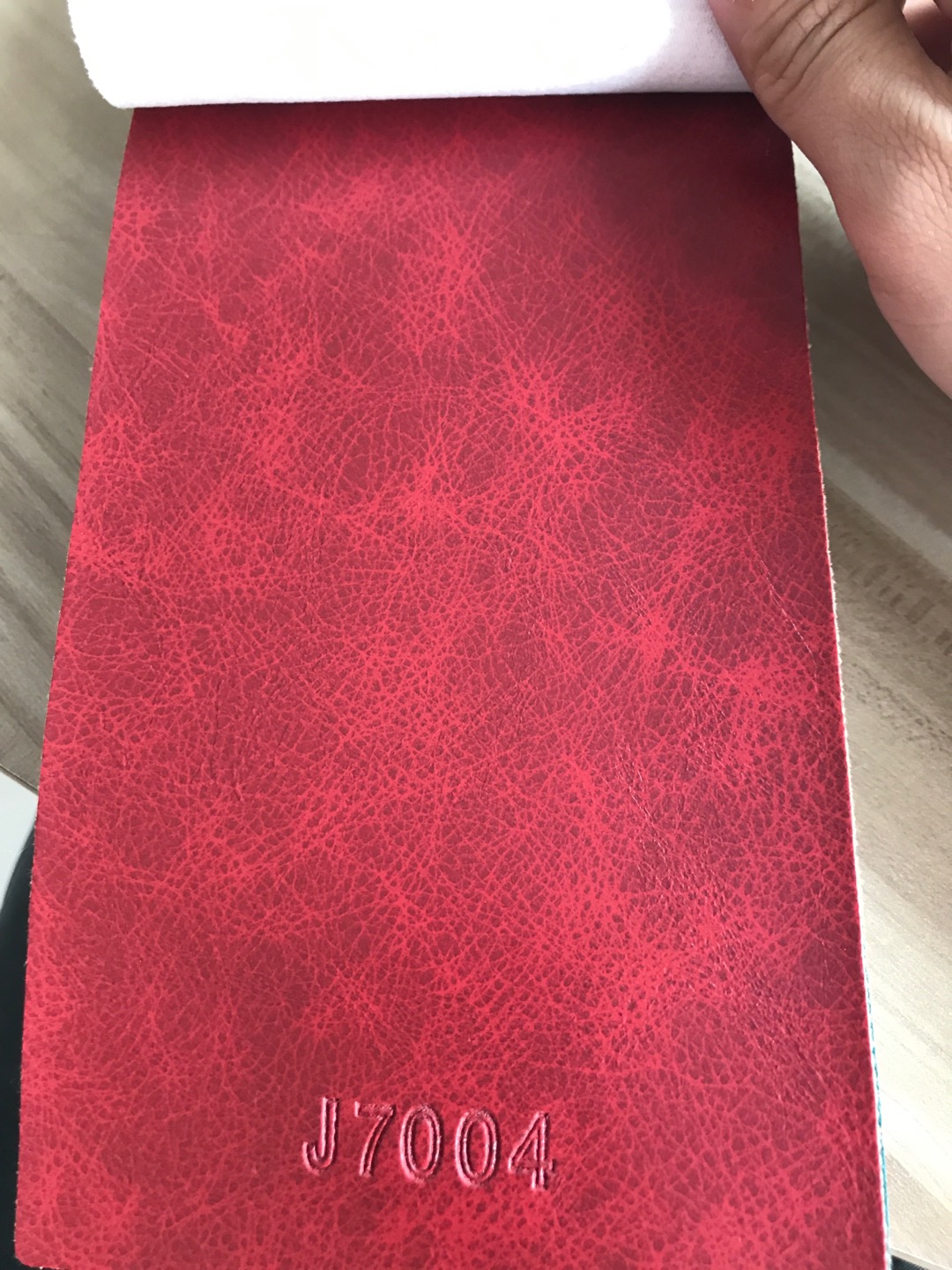 Sofa leather J70 is specially designed for sofa leather, with a smooth and soft surface that is durable. We have a large number of high, medium and low-end bags in stock Specification image