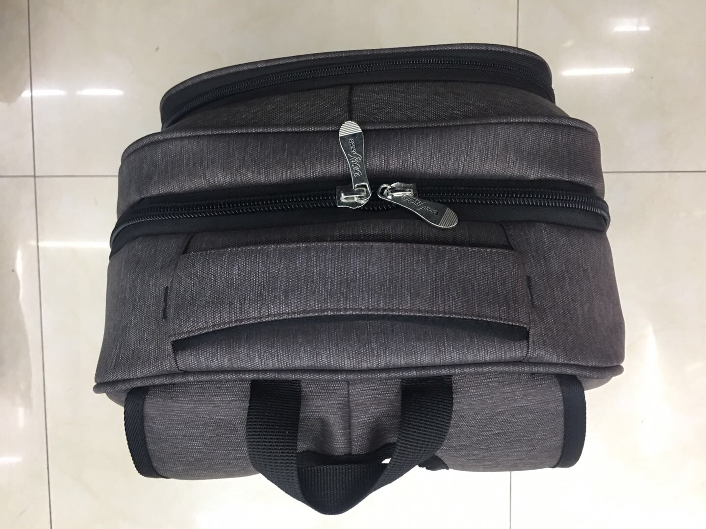 潮流双肩包设计跳跃防水产品图