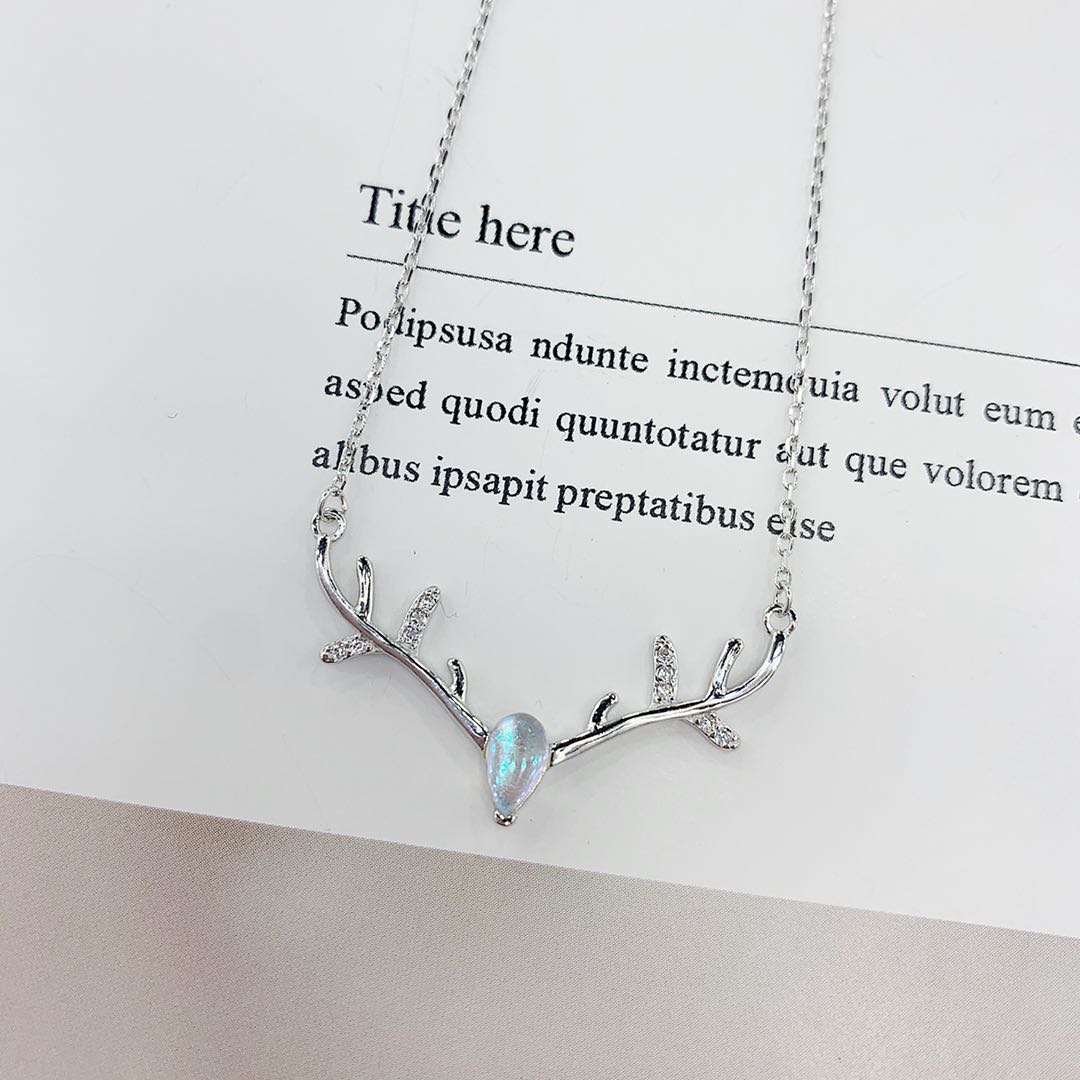 The antler sterling silver necklace is simple, versatile, fashionable and fresh, and a best-selling collarbone chain