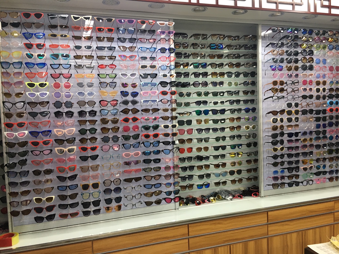 Li Yajun Optical Shop offers sunglasses and reading glasses describe pic - 2