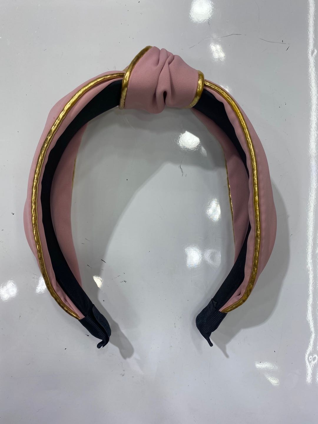 A popular new Korean-style fashionable and casual women's headband with gold edges and knots