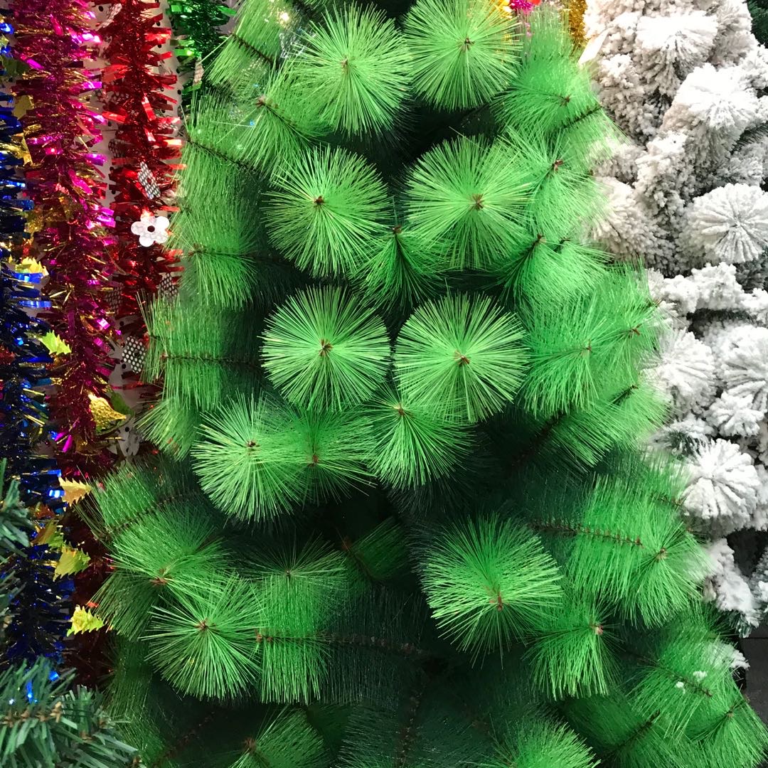 Christmas decorations: Eco-friendly Christmas trees, simulated Christmas pine needle trees, Christmas family festive items