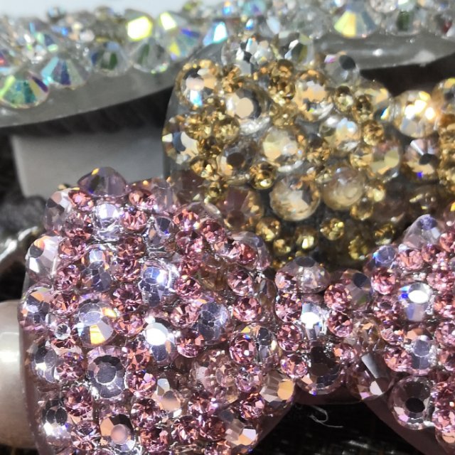 A cute hair clip with a full diamond bow on the back of a Korean girl's head, a ponytail clip and a horizontal clip Specification image