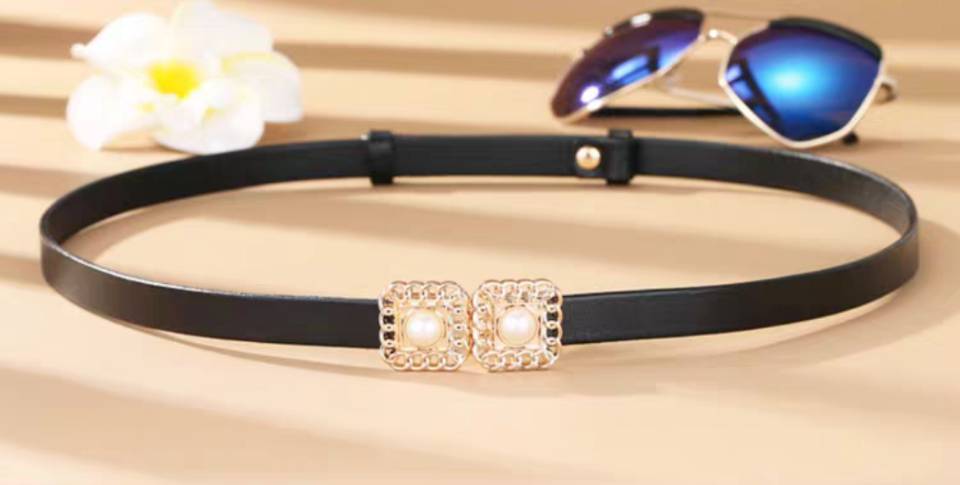 This simple and versatile Korean top-grain cowhide small belt with fine decoration pairs well with a dress and a fashionable waist chain