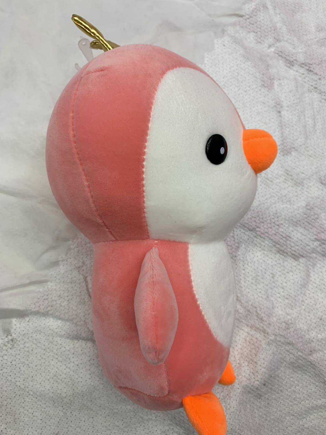 A four-sided plush toy, a yellow-crowned duck, is given to a child as a birthday present Specification image