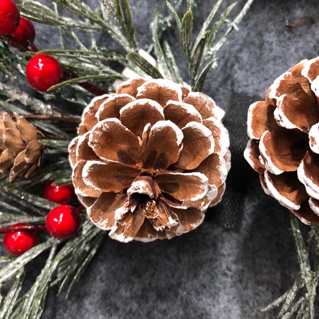 Christmas simulation pinecone and pine furniture display decorations details Picture