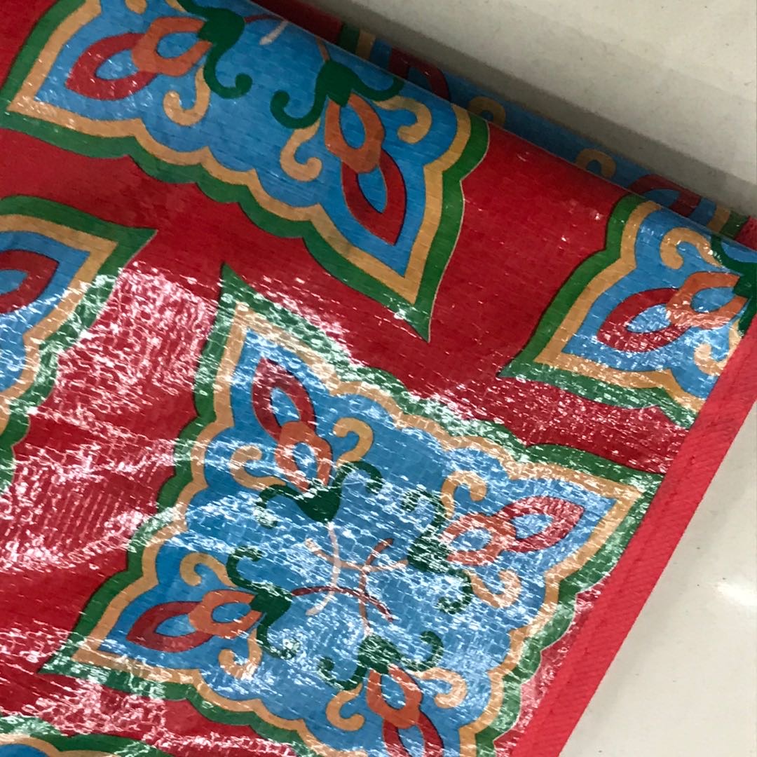 The red patterned packaging bag made of pp woven material has a retro style Specification image