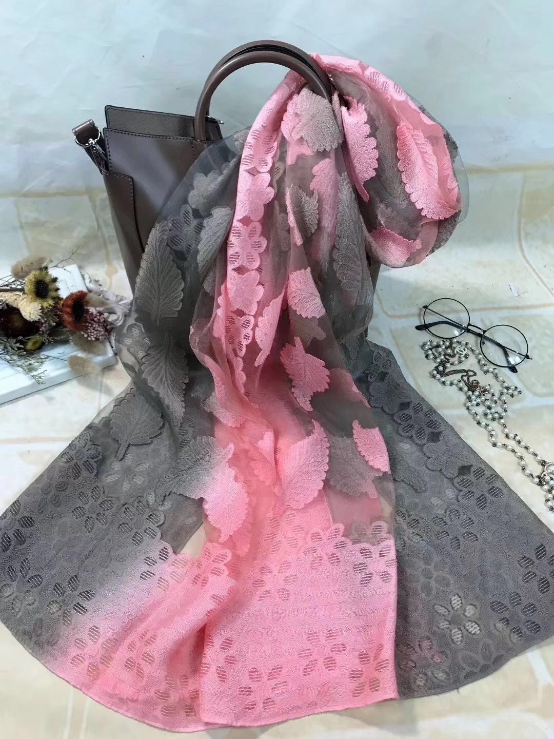 女士渐变叶子围巾