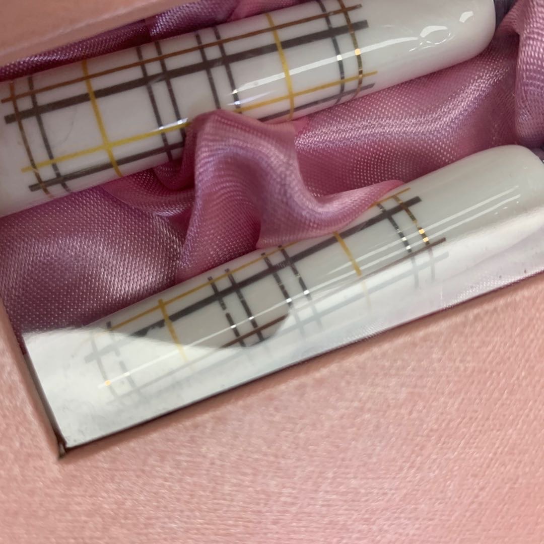 A beautiful pink gift box of knife and fork sets details Picture