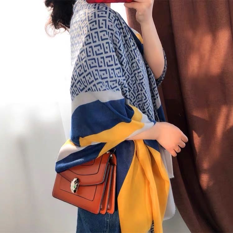 A stylish and versatile casual scarf for autumn and winter in a Korean style with a long and elegant look details Picture