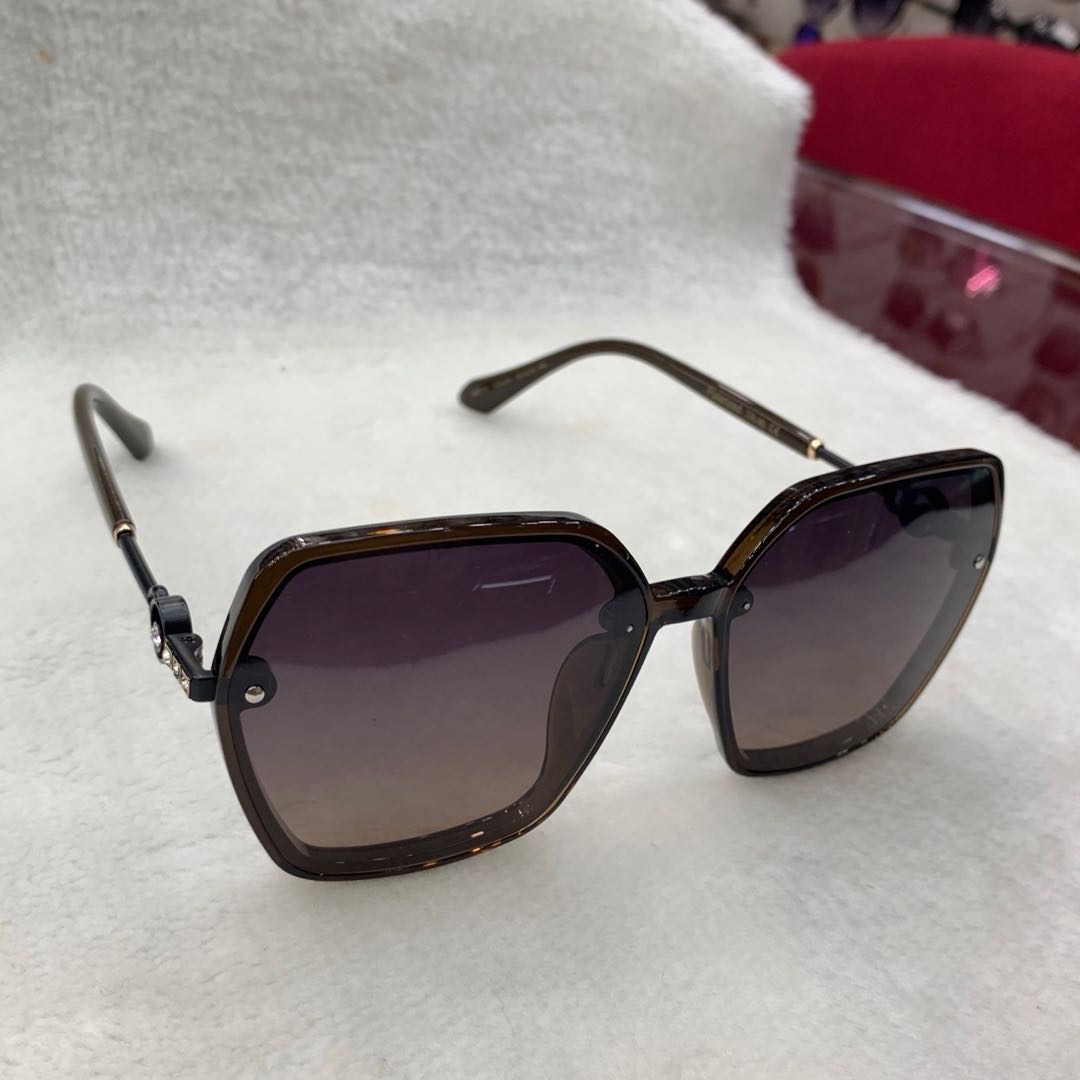 Polarized sunglasses with pinkish-purple gradient lenses and black frames Specification image
