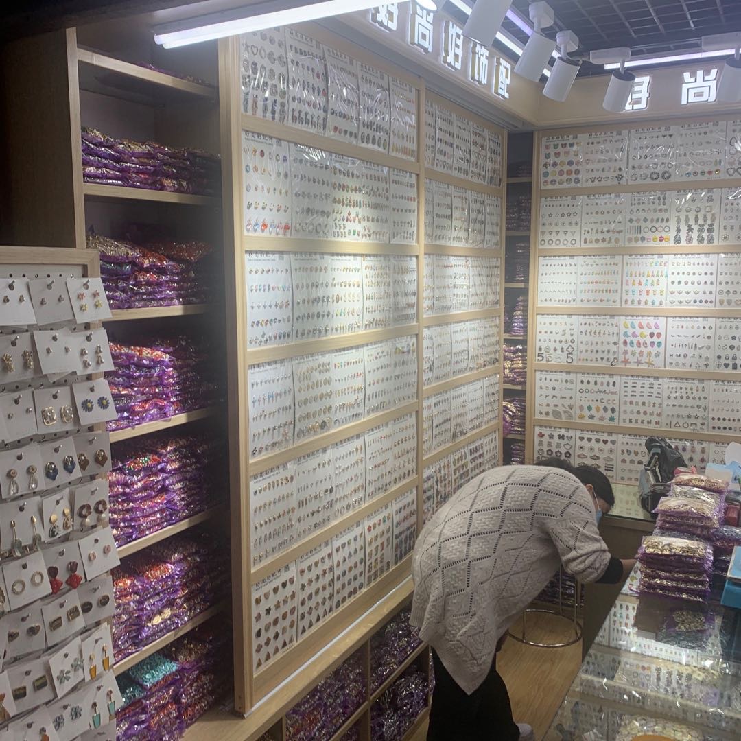 Good fashion accessories describe pic - 1