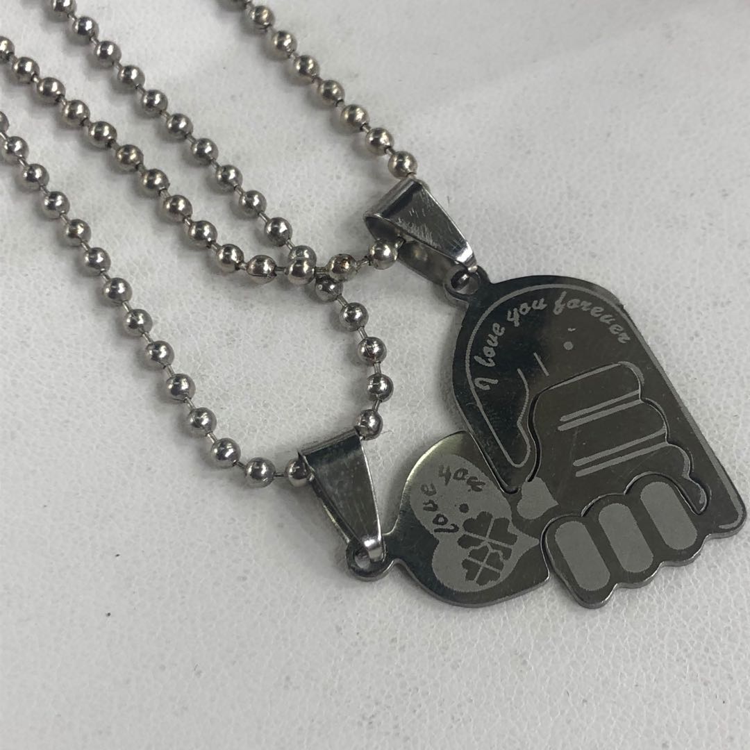 A fresh and elegant heart-shaped palm pendant necklace, anti-allergy, high-end, eco-friendly, versatile and trendy accessory details Picture