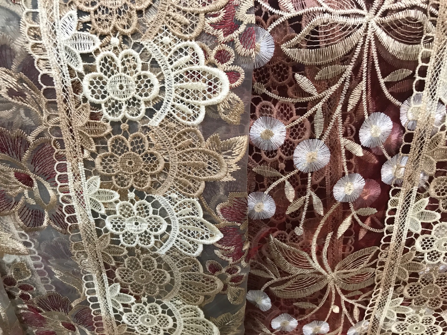 A beautifully carved and embroidered tablecloth made of gauze, 85*85 Specification image