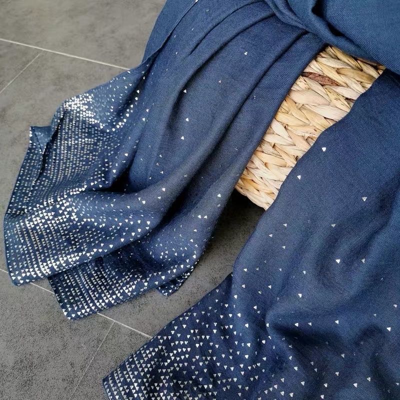 وشاح أزرق، طويل، رقيق، و وشاح طويل