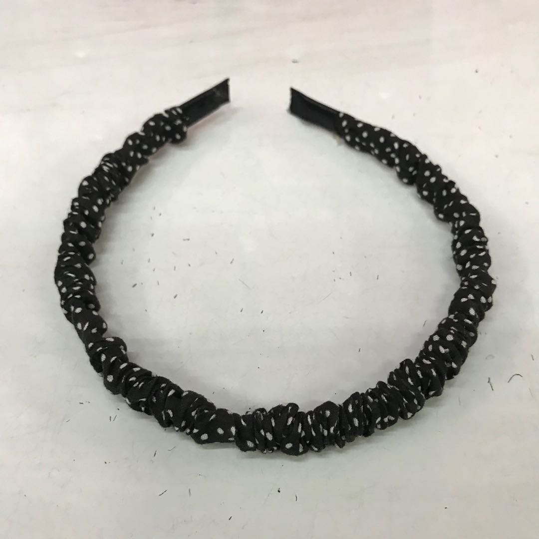 Hair bundles and headbands are versatile for women. They are popular for going out. The simple hair clip is a must-have. The forest-style style is super ethereal. The fine-edge headband is a hair accessory