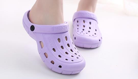 Wholesale 2020 new summer men's anti-slip beach clogs, outdoor rafting garden shoes and flip-flops