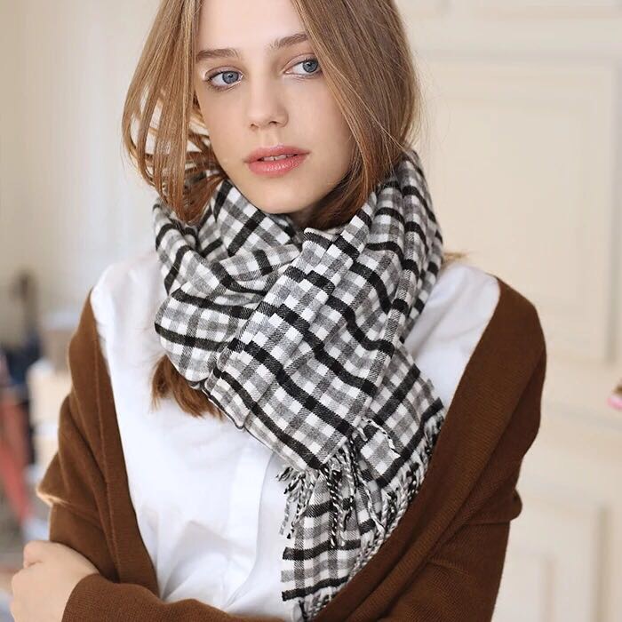 Women's Fashion Trend Goes With The New Black And White Chequered Classic Scarf