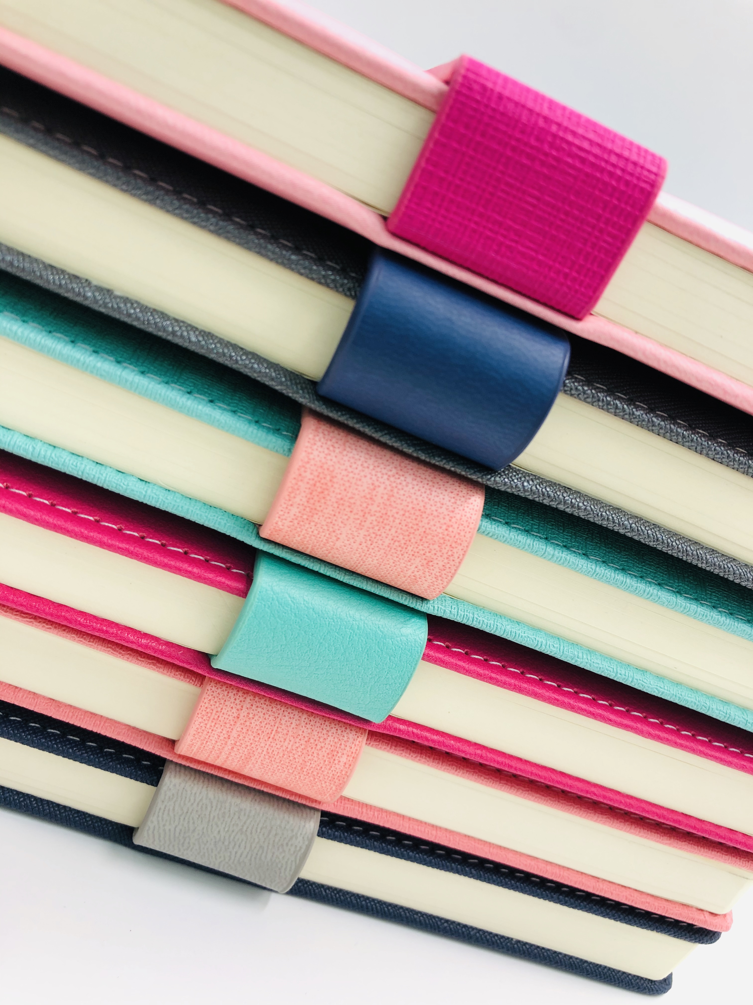 25K炫彩带扣笔记本子文具本子加厚商务记事本工作日记本简约皮面细节图