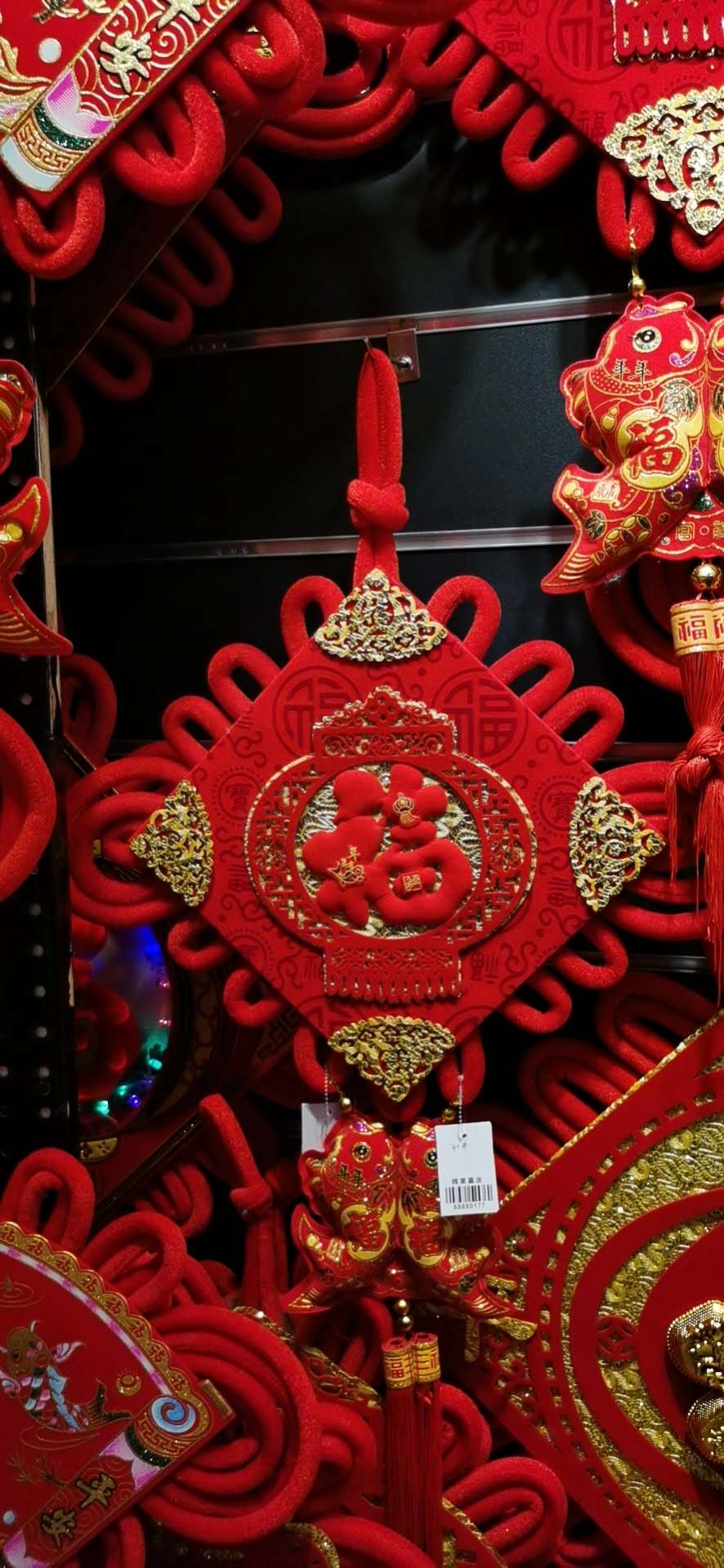 Chinese knot pendants for the living room, peace knots, "Fu" characters, heart-to-heart knots for home decoration, festive atmosphere, red background wall for the entrance hall Specification image