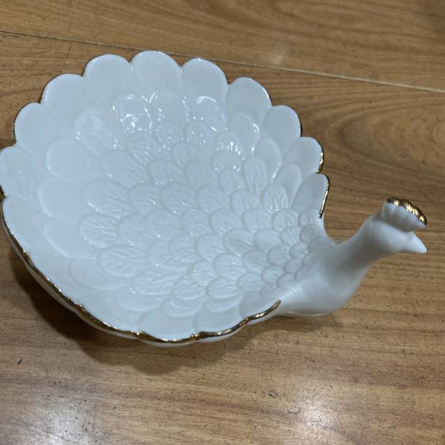 厂家直销陶瓷纯白底座镀金边工艺品产品图