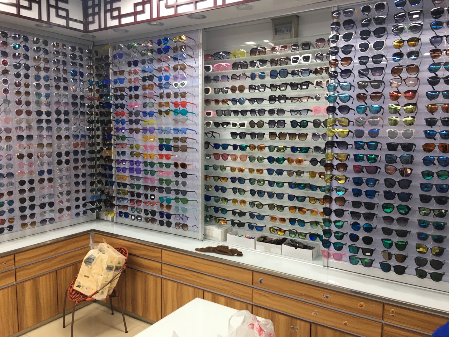 Li Yajun Optical Shop offers sunglasses and reading glasses describe pic - 1